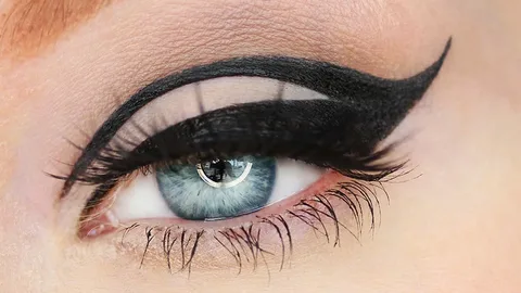 Graphic Eyeliner