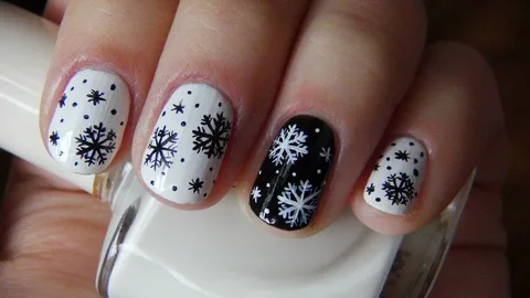 Snowflakes nails