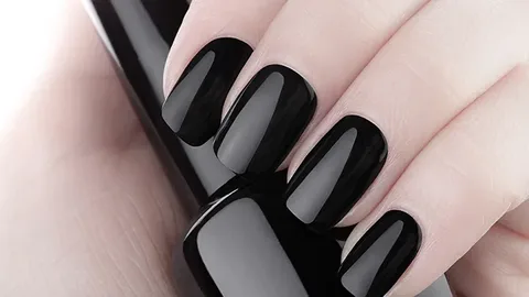 Why Black Nails Work Year Round